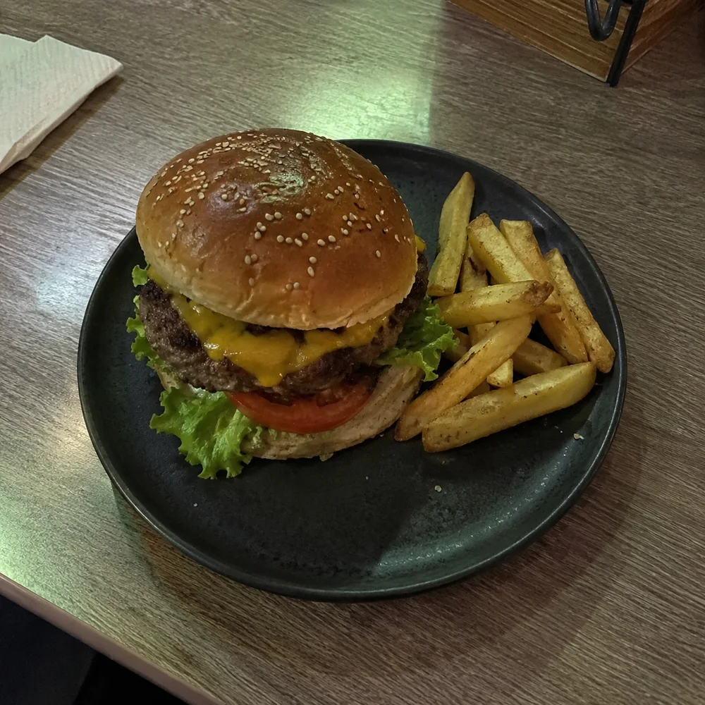 Aynı hamburgerin telefonla çekilmiş orijinal fotoğrafı